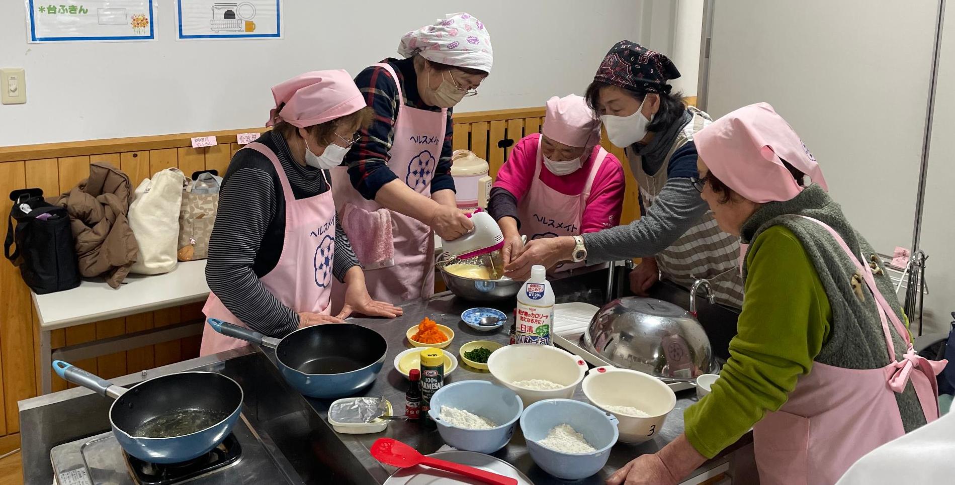 2歳児歯科健診時に、手作りおやつ「野菜ポッキー」「野菜ケーキ」を試食してもらい、レシピを配布して、野菜たっぷりおやつの普及をしています。