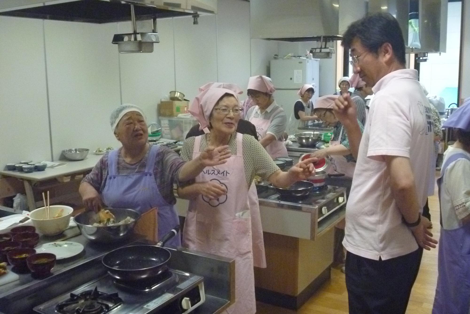 調理の様子を松尾町長が見学しております
